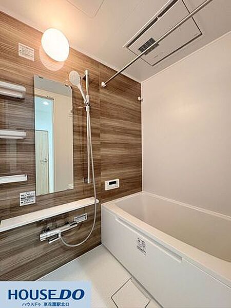 雨の日のお洗濯にも便利な浴室換気乾燥暖房機を標準装備！冬場の冷え込みを和らげる暖房機能や、お掃除がしやすい床面、スタイリッシュなスライドバー付きのシャワーなど、快適な設備が充実しています☆