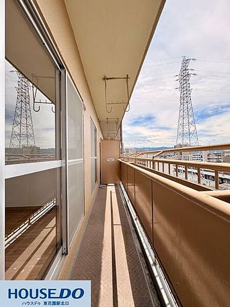 横幅にゆとりがある、日当たりの良いロングバルコニーです！物干し金物が上部に設置されているため、丈の長い洗濯物やシーツも地面にすれることなく、太陽の光をいっぱいに浴びてカラッと乾かせます♪
