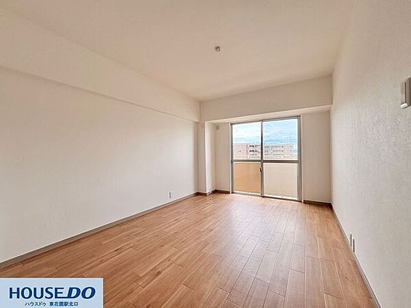 バルコニーに直結した大きな窓があり、開放感あふれる明るいお部屋です！日当たりや風通しが良いので心地よく過ごせるほか、洗濯物を干す際のスムーズな動線も確保されていて毎日の家事が快適になります♪