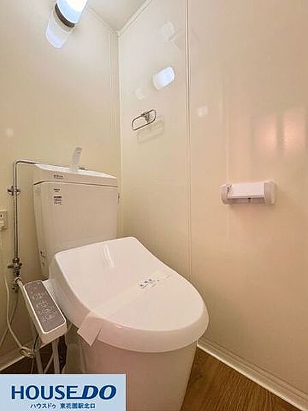 清潔感のあるホワイトで統一された温水洗浄便座付きのトイレです！手洗い付きのタンクやペーパーホルダー、タオル掛けが使いやすく配置されています☆日々のお手入れもしやすく、いつも綺麗な空間を保てます♪