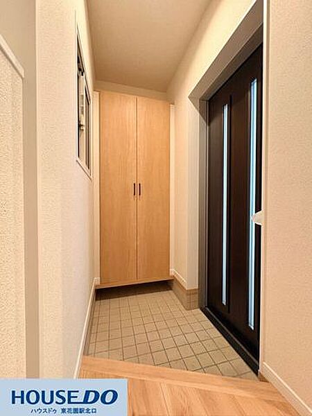天井まで高さがある大容量のシューズボックスを備えた玄関！家族全員の靴をすっきり収納でき、常に綺麗な空間を保てます☆落ち着いた色合いのドアが、毎日の暮らしに安心感と温かみをプラスしてくれます♪