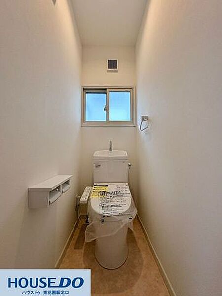 毎日快適に使用できる温水洗浄便座付きのトイレです！便器上部には手洗いも付いており、衛生的で便利☆小窓が設置されているため、明るく自然な換気が可能で、いつも清潔な空間を保つことができます♪