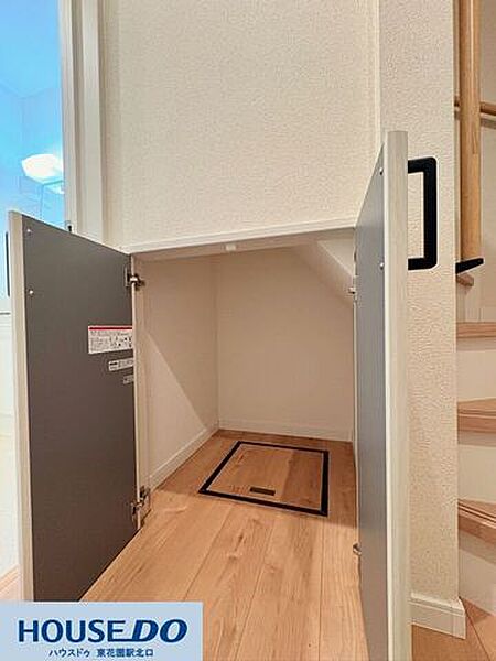 階段下のデッドスペースを有効活用した便利な収納スペース！掃除用具や日用品のストックをまとめて保管するのに重宝します☆床下収納も備わっており、限られた空間を無駄なく使える工夫が詰まっています♪