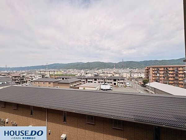 バルコニーからの心地よい眺望です☆視界を遮るものがなく、遠くの美しい山々や街並みを一望できます！開放感のある景色を眺めながら、深呼吸をしてお家でリフレッシュする素敵なひとときが過ごせます♪