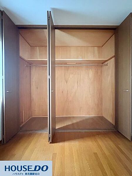 ハンガーパイプと上部棚が備わった奥行きのあるクローゼット☆コートやワンピースをシワにせず綺麗に掛けられます♪衣装ケースもすっぽり収まる広さで、季節物の衣替えも一気にスムーズに進みます！