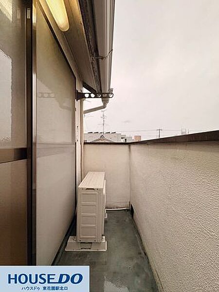 物干し金具が設置された、毎日の洗濯物干しに重宝するバルコニーです！屋根が付いているため、急な小雨が降ってきたときでも慌てずに対応できます♪プライバシーを守りやすい高さの壁に囲まれた安心の造りです！