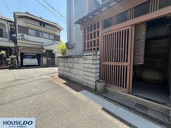 前面道路は車の通り抜けが少なく、小さなお子様やシニア世代の歩行時も安心感がある落ち着いた環境です！静かで開放的な住環境が保たれており、毎日の暮らしを穏やかにのんびりと過ごすことができます☆