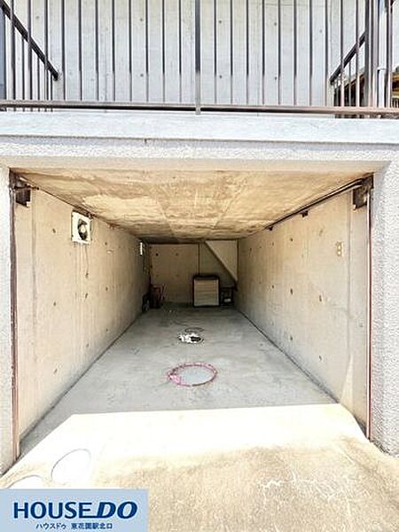 大切な愛車を紫外線や直射日光から守れる、屋根付きのインナー駐車場です！雨の日でも濡れずに荷物の積み下ろしができ、お出かけの準備もスムーズ☆自転車やバイク、趣味の道具を置くスペースとしても重宝します♪