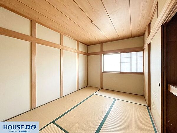 畳の清々しさと、天井の木目が美しい純和風の居室です！障子から柔らかな自然光が差し込み、お部屋全体を穏やかな空気で包みます☆寝室としてはもちろん、座卓を置いて応接スペースとしても重宝します♪