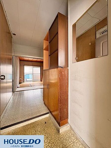 廊下部分には、空間を有効活用した木製の収納家具が備え付けられています！お出かけの際にサッと身だしなみを確認できる鏡も設置されており、毎日の通勤や通学前の準備がスムーズに整う便利な設計です☆
