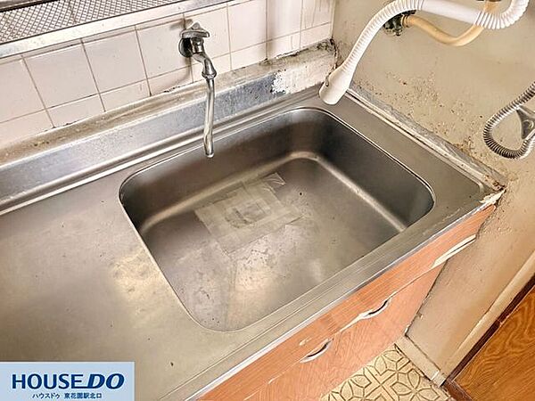 深さがあり、食器洗いや食材の準備がスムーズに行えるステンレス製のシンクです！正面の窓からは自然な光が差し込むため、手元が明るく保たれて毎日の洗い物や片付け作業も気持ちよくこなせます☆