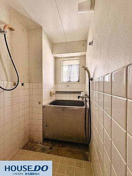 深さのある浴槽が設置されたシンプルな浴室空間です！コンパクトな造りながらも、壁面にはお手入れがしやすいタイルが施されており、小窓から自然換気も行えるため湿気がこもりにくく快適に保てます☆