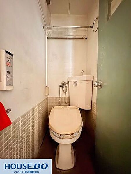 温水洗浄便座が設置された、日常使いに十分な機能を備えたトイレスペースです！上部にはトイレットペーパーなどのストックに便利な吊り棚が用意されており、限られた空間を有効に活用してすっきり使えます☆