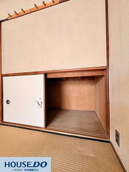 中段に仕切りのない、高さのある荷物もしっかり収まる和室の収納スペースです！シーズンオフの家電や敷物、収納ボックスなどをそのまま配置できるため、お部屋の中に物を表に出さずすっきりと片付きます☆