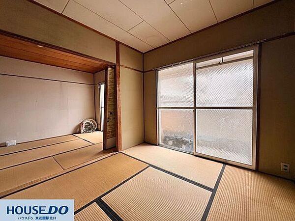 2間続きの和室は、襖を開けることで広々とした一体感のある空間として活用できます！大きな窓からは自然な光が差し込み、日中は明るい雰囲気の中で心地よくゴロゴロと寛ぐことができる造りです♪
