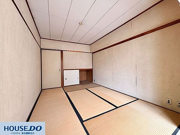 お部屋の片隅に便利な収納スペースが用意された使い勝手の良い和室です♪引き戸タイプの収納は開閉に場所を取らないため、手前に家具や座椅子を配置しても干渉せず、空間を無駄なく広々と使えて便利です！