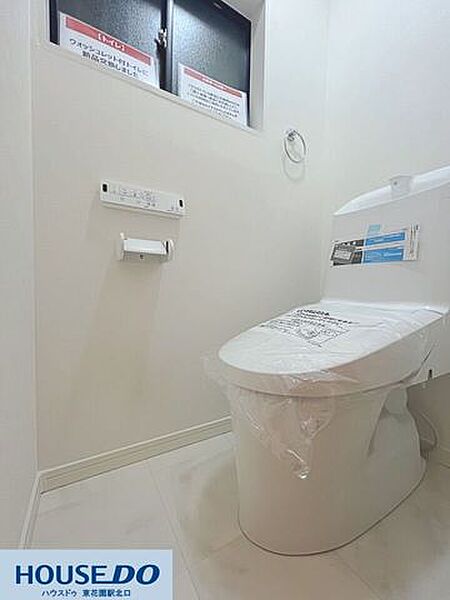 快適に使える温水洗浄便座付きの洋式トイレです♪新品に交換されており、お掃除がしやすいシンプルなデザインと明るい内装が特徴で、限られた空間ながらホッと落ち着ける場所になっています！