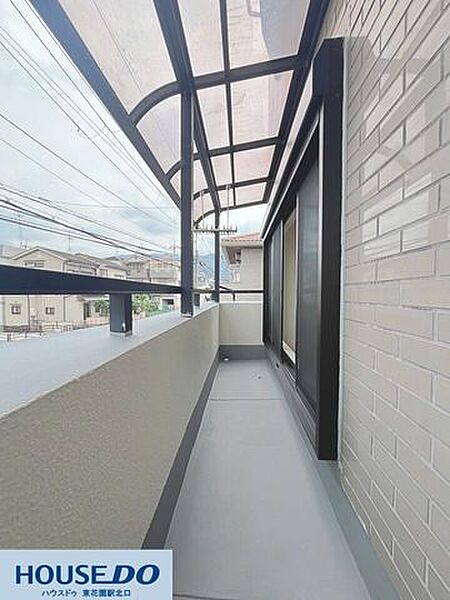 雨の日でも安心な屋根付きのバルコニーです！物干し金具が備え付けられており、お洗濯物もしっかり干せます♪外壁は上品なタイル調で仕上げられており、毎日の家事の合間にホッと一息つける開放的な空間です☆