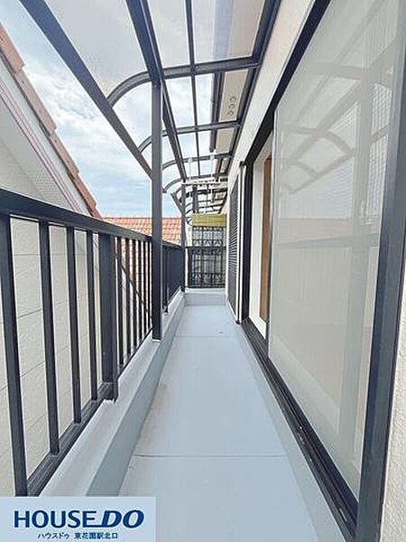 日当たりがよく、お洗濯物もカラッと乾きそうな屋根付きのバルコニーです！しっかりとした手すりがあり、屋根が雨や直射日光を適度に遮ってくれるため、天気を気にせず快適に使用できます☆