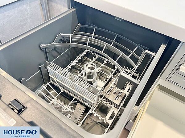 忙しい日々の強い味方、便利な食器洗い乾燥機を備えています♪食後の片付け時間を短縮して、ゆっくりとくつろぐ時間を増やせるのは嬉しい設備ですね☆シンク周りが片付くので、キッチンを広く使えます！