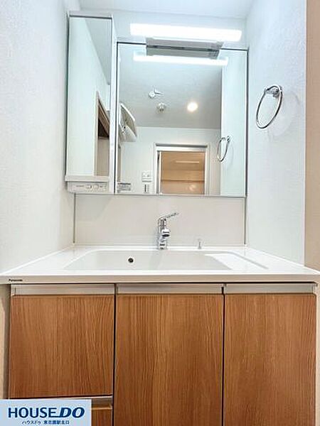 広々とした洗面ボウルは、朝の忙しい時間帯でも使い勝手が良く便利です♪鏡の裏や下部に収納が充実しており、散らかりがちな洗面周りも整頓しやすいつくりになっています☆明るい空間で気持ちよく準備ができますね！