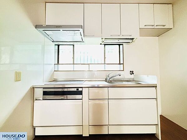 シンプルで機能的なデザインのキッチン周りです。明るい色調でまとめられているため圧迫感がなく、毎日の家事を穏やかな気持ちで行える心地よい空間となっています！