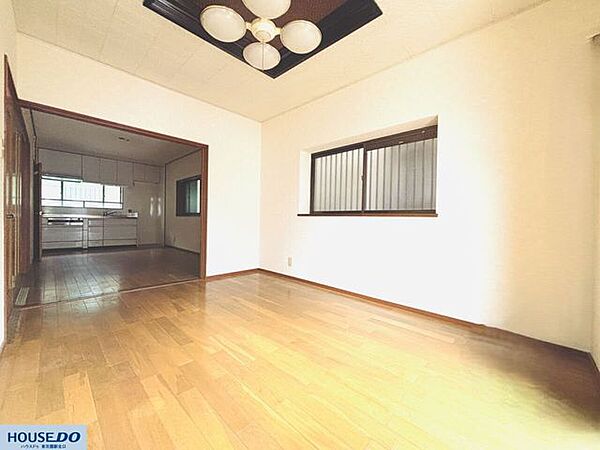 隣接するダイニングキッチンとのつながりが感じられる、開放的な居室です。引き戸で隣の空間とつながっており、広い空間としても独立した居室としても、用途に合わせて柔軟に使える効率的なレイアウトです♪