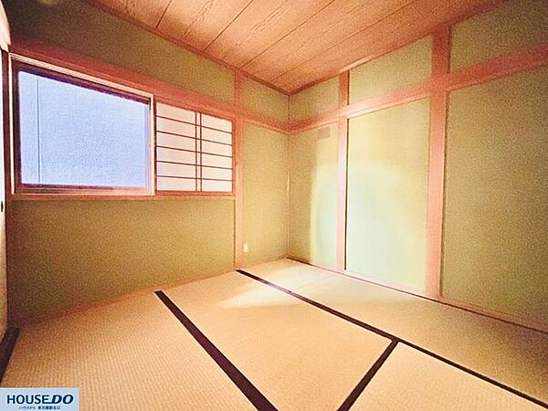 い草の香りが心地よい、落ち着いた和室です。障子から柔らかい光が差し込み、日中は穏やかな明るさに包まれます。畳の感触が心地よく、横になってリラックスできる、心安らぐ空間となっています！