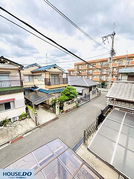 近隣の家々と調和した、地域に馴染む穏やかな佇まいが特徴です。建物同士の距離感に適度なゆとりがあり、プライバシーに配慮しつつも、開放感を感じられる住環境です！