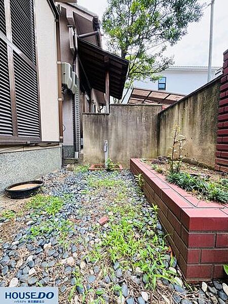 屋外には水栓が設置されており、植栽への水やりや屋外の掃除などに便利です。住まいのお手入れがしやすく、日常的に庭周りを清潔に保てる実用的な設備が整っています♪
