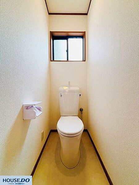 換気ができる小窓を備えているため、いつでも空気をリフレッシュできる快適なトイレです。使い勝手を考慮したシンプルな構成で、効率よくお掃除ができる点も魅力です！