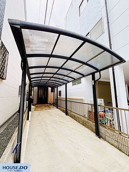 シックな黒のフレームが印象的なカーポート付きのアプローチです。建物と調和するモダンなデザインが、住まい全体の外観をすっきりと引き締め、整った印象を与えています！