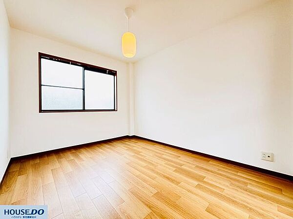 窓から差し込む自然光が心地よい開放感あふれるお部屋です♪すっきりとした内装で自分好みのインテリアを自由に配置して、居心地の良い場所を作ることができます！家具のレイアウトもしやすいシンプルな空間ですよ☆