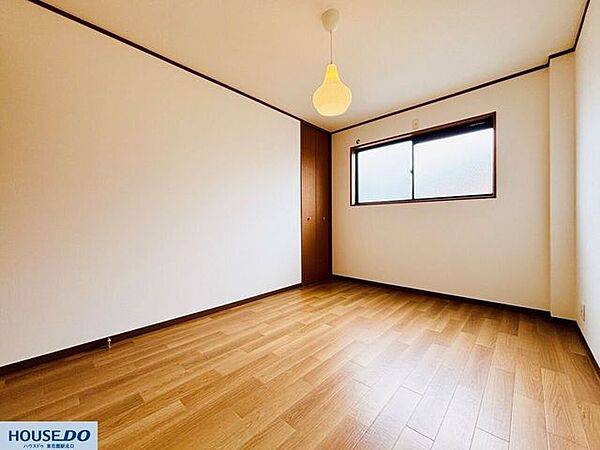 窓が大きく、通気性と採光に優れた落ち着いた雰囲気のお部屋です♪壁面が広く取られているので、お気に入りのアートや棚を飾って自分らしい空間にアレンジ可能です！穏やかな時間を過ごせる住まいですよ☆
