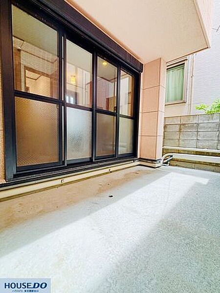 室内への出入りがスムーズに行える使い勝手のよい庭です。洗濯物を干したり、ちょっとしたリフレッシュや外の空気を感じながら過ごす穏やかなひとときに適した空間です♪
