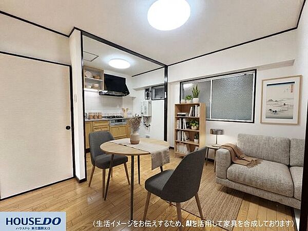 温かみのある木目調の空間に、落ち着いた色合いの家具を配置した様子です！食事の時間が楽しくなりそうな、リラックスできる空間になっています♪