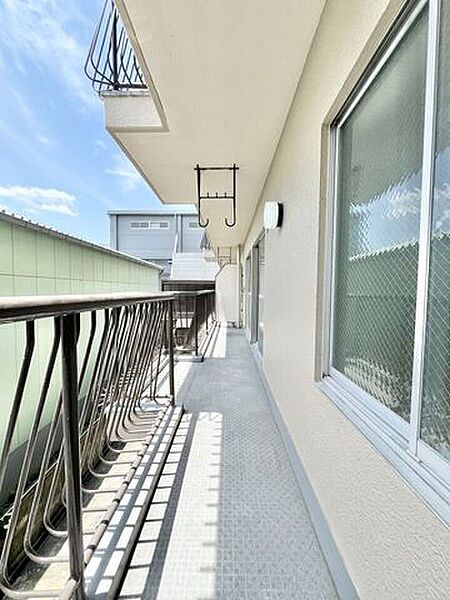 陽当たりが良く、日々の洗濯物がしっかり乾きそうなバルコニーです！外の風を感じながら、ちょっとした気分転換の場所としても重宝しますよ♪周辺環境も落ち着いていて、穏やかな雰囲気です！