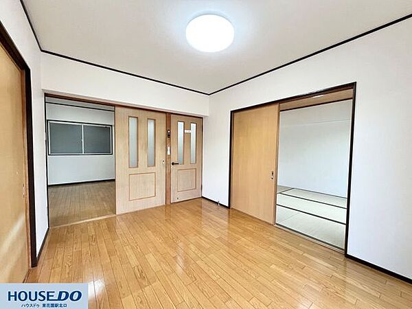 室内を見渡すと、お部屋同士が繋がりを感じる開放的な間取りになっています♪引き戸を開ければ広々とした空間に、閉めれば落ち着いた個室として使えて便利です☆用途に合わせて使い分けられますね！