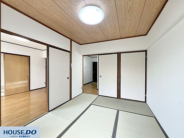 引き戸で仕切られた、使い勝手の良い間取りの和室です！空間を分けることも繋げることもでき、日々の気分に合わせて室内を広く活用できる柔軟性が魅力です☆