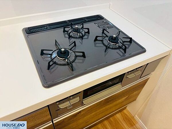 効率的に調理が進む3口コンロを採用したシステムキッチンです。天板はフラットで汚れを拭き取りやすく、日々のお手入れも簡単です。下部にはグリルが備わっており、料理の幅が広がる便利な設備が整っています☆