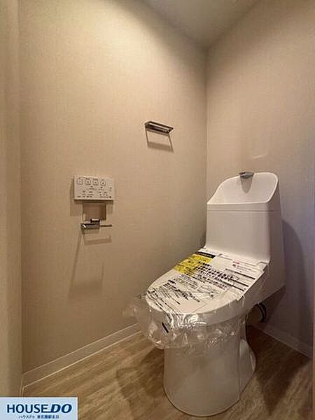 温水洗浄便座を完備した、清潔感のあるトイレ空間です。壁掛け式のリモコンは操作しやすく、シンプルなレイアウトで掃除も手軽に行えます。落ち着いたトーンの内装で、穏やかに過ごせる設備が整っています♪