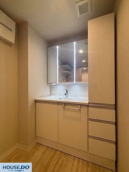 木目調の温かみを感じる、すっきり整った居住空間です。対面式キッチンや使い勝手の良い洗面台など機能的な設備が充実しており、オートロックや防犯カメラなどセキュリティ面も安心。快適な暮らしをサポートします☆