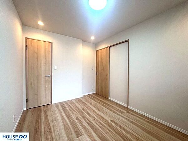 明るい木目の建具とフローリングが調和した、シンプルで落ち着いた室内です。収納扉には引き戸を採用しており、開閉時に場所を取らず、家具の配置がしやすい設計です♪