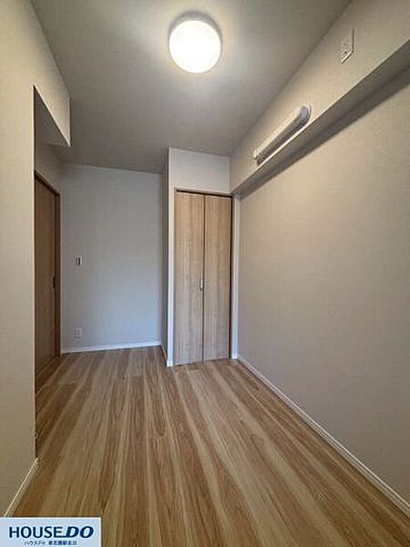 木目の温もりを感じる、すっきりと整った室内です。備え付けのクローゼットにより、居住空間を広く活用できます。無駄のないシンプルなデザインで、落ち着いたプライベートな空間を保てます☆