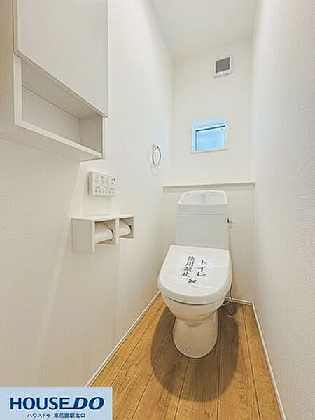 落ち着いた雰囲気のトイレ空間は、快適なプライベートタイムをサポートします☆手すりが設置されており、小さなお子様からご年配の方まで安心して利用できる優しい設計です♪