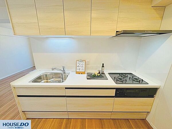 機能的で使いやすいシステムキッチンは、お料理好きの方にも喜んでいただけます♪広々としたシンクや三口コンロで、毎日の調理も楽しくスムーズに☆収納もたっぷりありますよ！