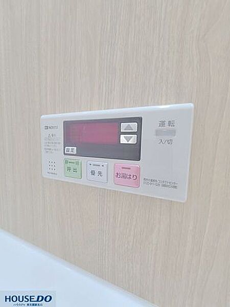 ワンタッチで操作できて便利な、浴室の温度管理や自動お湯はり機能付きの給湯器リモコンです♪毎日のバスタイムを快適にサポートしてくれます☆