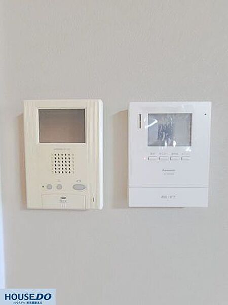 来訪者をしっかりと確認できるモニター付きインターホンなどの操作パネルです！セキュリティ面も安心で、日々の暮らしの利便性を高めてくれる設備ですね♪