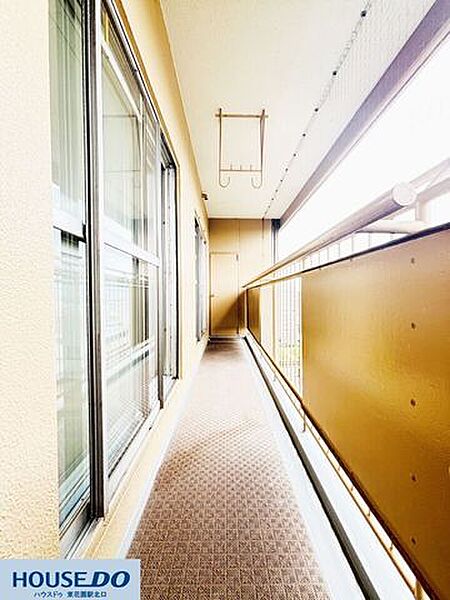 奥行きがあり、ゆとりが感じられる広々としたバルコニーの通路です。窓に面しているため日当たりや風通しも良好で、洗濯物干しなどの日常使いに便利な造りとなっています！
