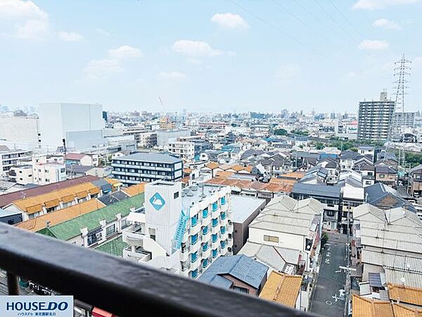 高い建物から見渡すような、開放感あふれる抜群の眺望です。手すり越しに広がる街並みや空を遮るものが少なく、日当たりや風通しの良さも十分に期待できる心地よいロケーションとなっています♪